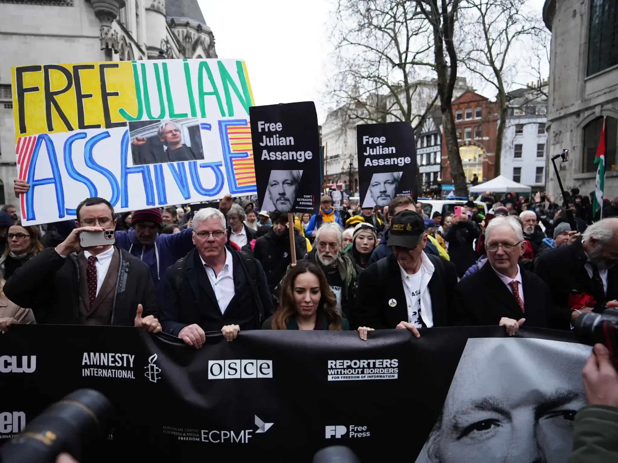 Londra: no all'estradizione per Assange (per ora)
