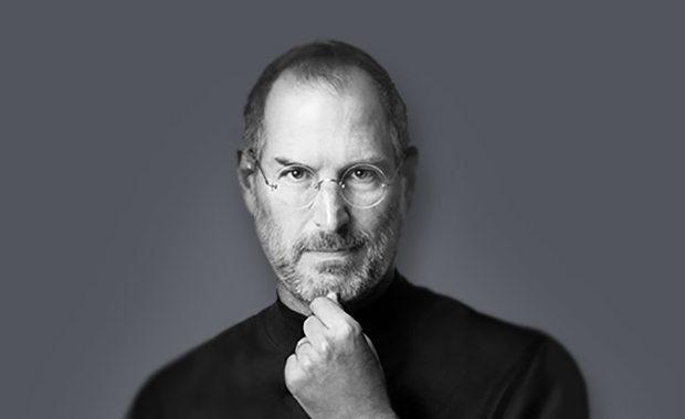 Steve Jobs, storia del visionario che a 21 anni fondò Apple
