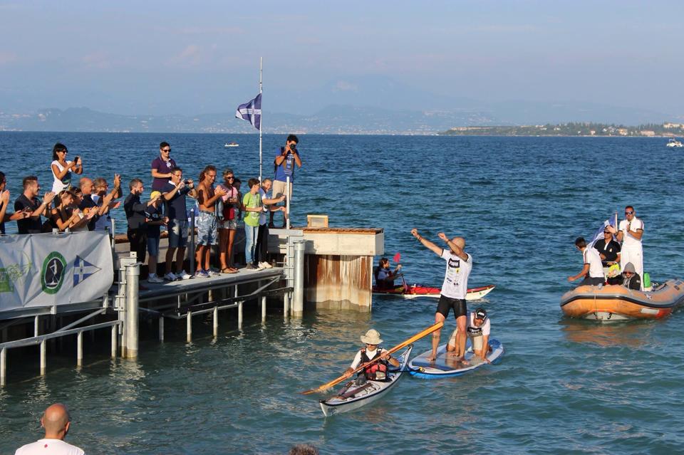 Attraverso il lago di Garda (in piedi su una tavola) e ritrovo fiducia