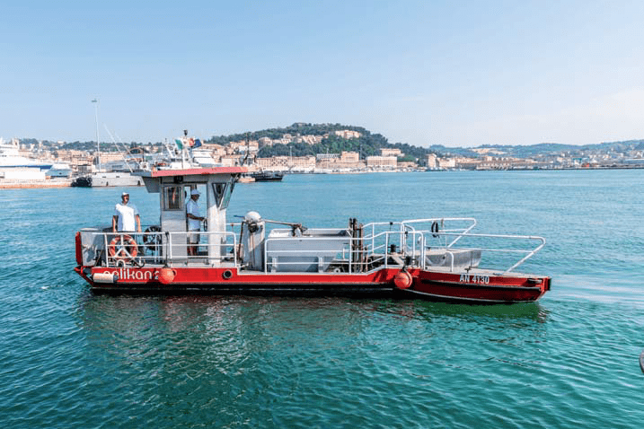 La barca italiana che aspira i rifiuti