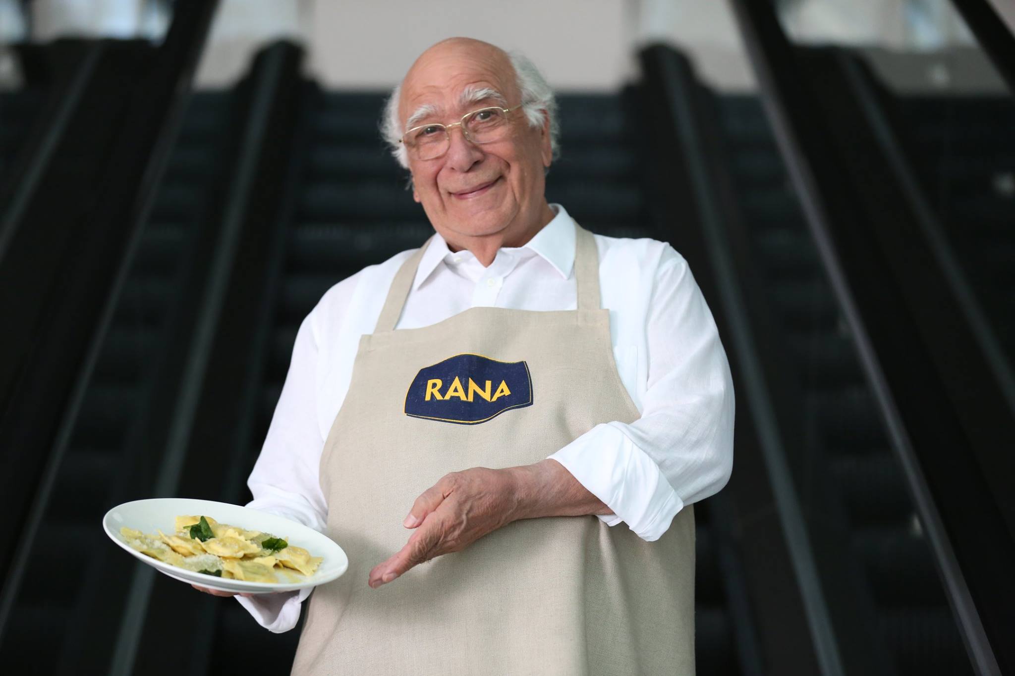 Giovanni Rana aumenta lo stipendio ai dipendenti al lavoro