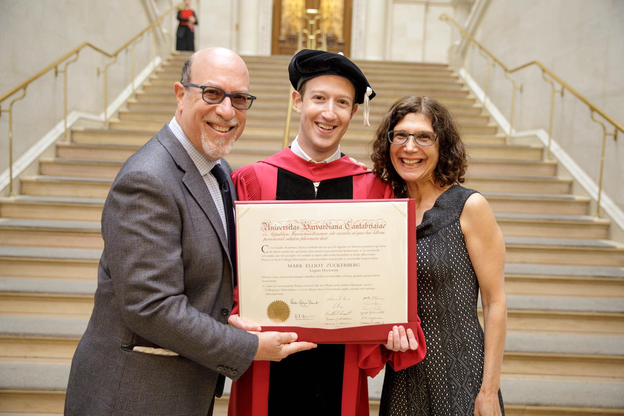 Zuckerberg riceve la laurea ad honorem ad Harvard: «Avere un obiettivo è la chiave per la felicità»