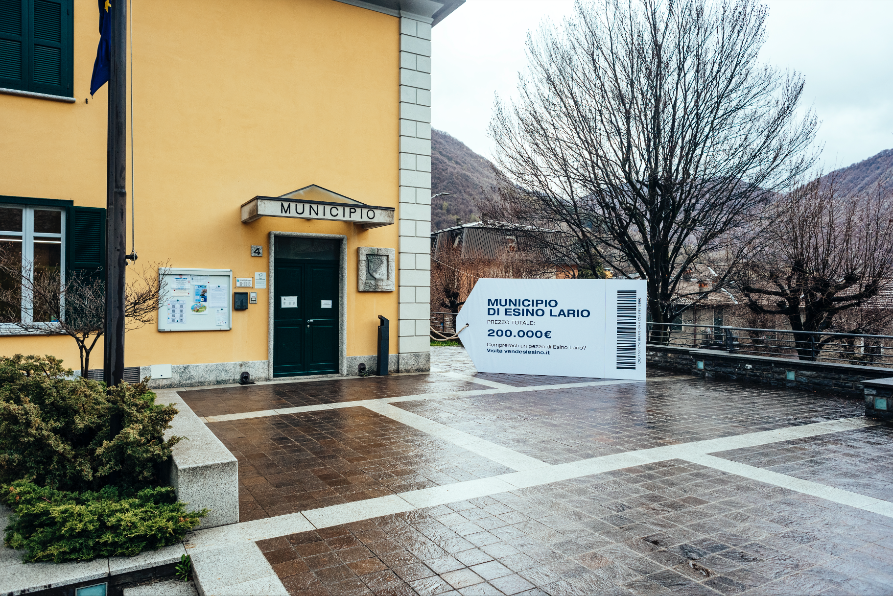 "Il sindaco vende tutto (anche il palazzo del Comune) per salvare il paese"