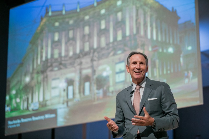 Howard Schultz agli studenti della Bocconi: "Non accontentatevi, non arrendetevi. I sogni si avverano"