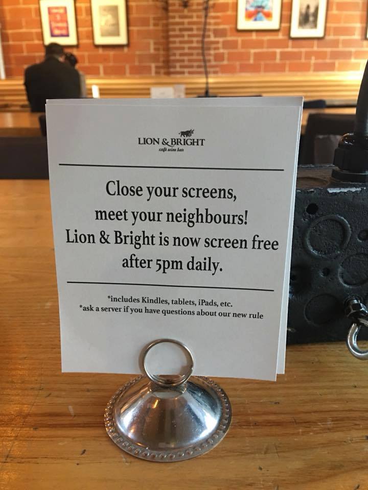 Un ristorante canadese vieta l'uso di smartphone e tablet a cena: "Socializzate"