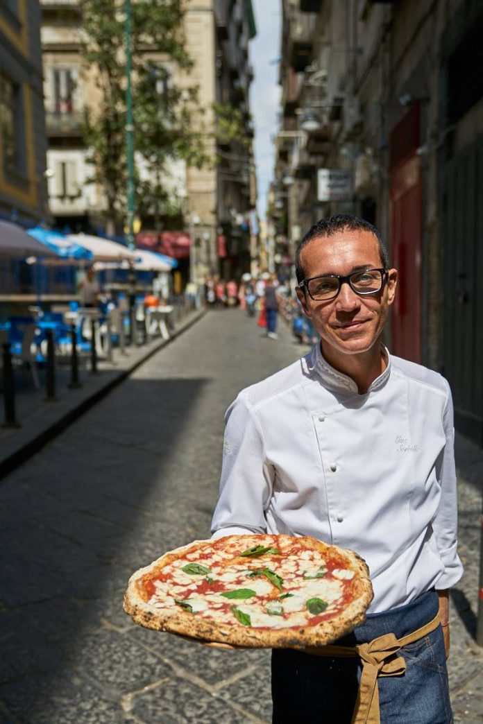La pizzeria di Gino Sorbillo riapre dopo la bomba