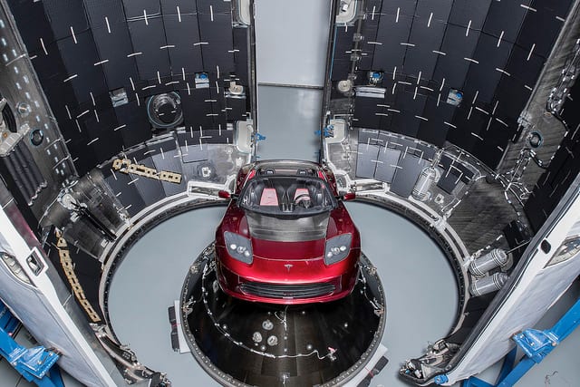 Elon Musk lancia il suo super razzo. A bordo una Tesla Roadster