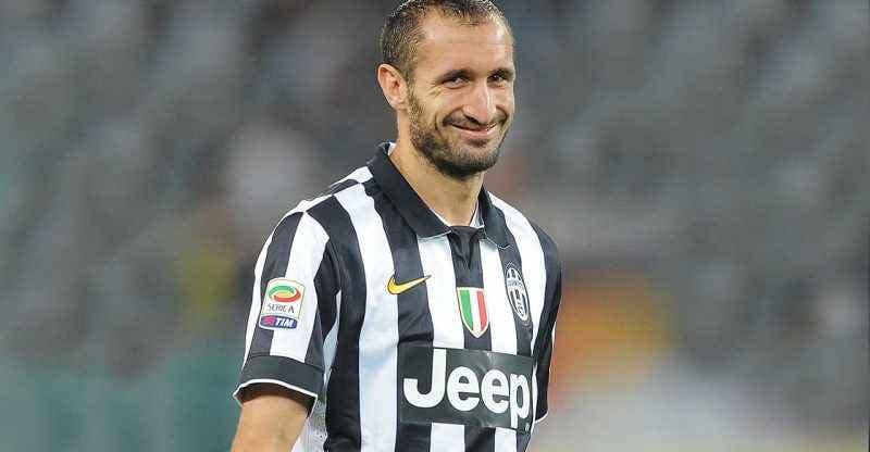 Il calciatore Chiellini dona parte dello stipendio in beneficenza