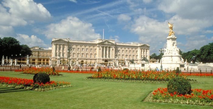 La Regina Elisabetta cerca un tappezziere per Buckingham Palace