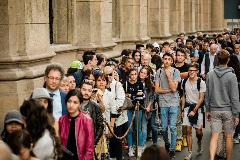 Starbucks a Milano: in coda sotto la pioggia nel giorno d'apertura (VIDEO)
