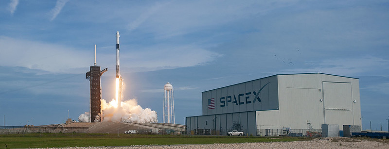 Elon Musk porta i primi astronauti nello spazio