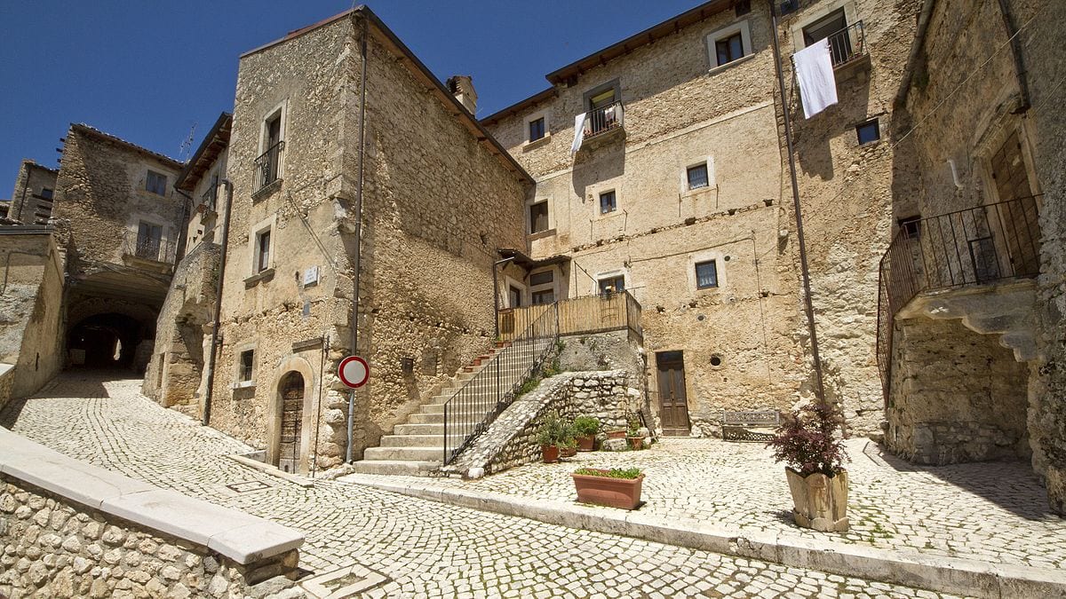 Case e incentivi per l'impresa in un piccolo borgo abruzzese: l'iniziativa per ripopolare il paese