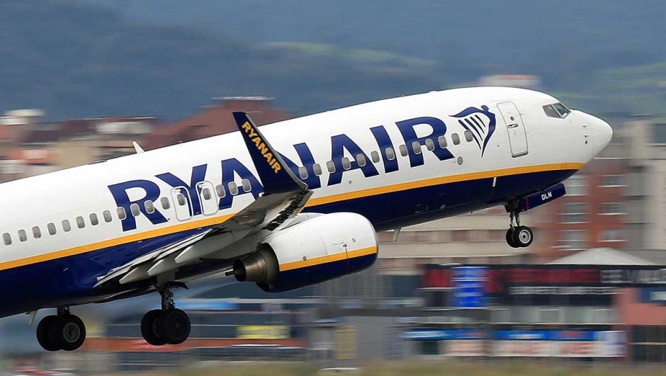 Ryanair: addio alla carta e ai banchi check-in.