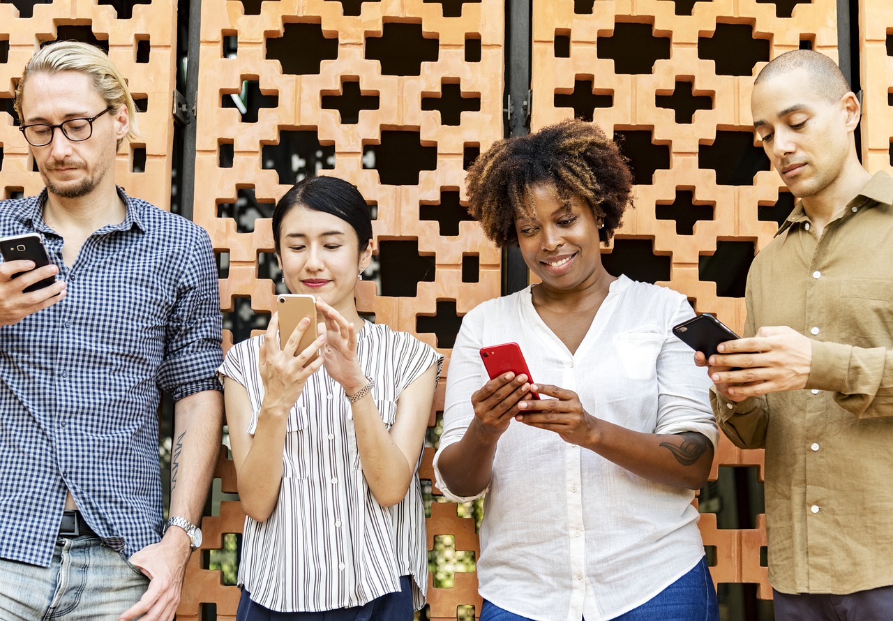 "Ti paghiamo se resisti un anno senza smartphone". La sfida di VitaminWater