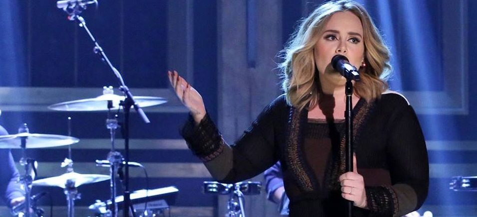 Adele cantante dei record sulla copertina del Time. La sua storia incredibile