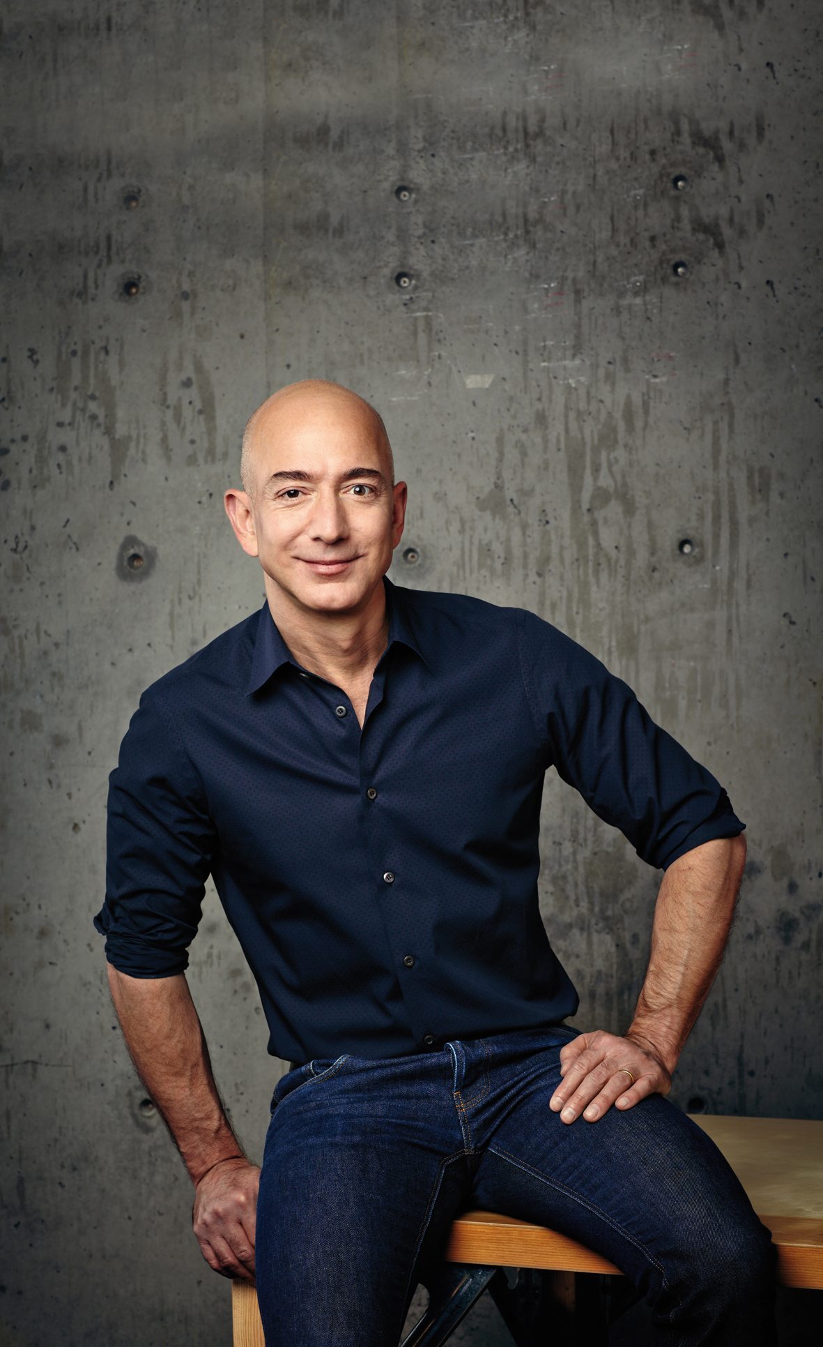 Amazon aumenta il salario minimo orario a 15 dollari