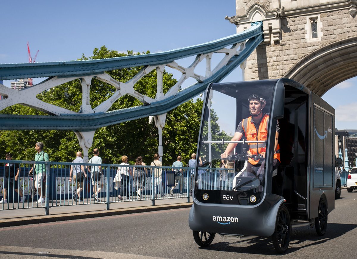 Amazon ha lanciato la sua prima flotta di e-cargo bike per sostituire migliaia di consegne di furgoni sulle strade di Londra.