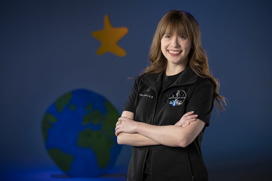 Hayley, 29 anni, la più giovane donna che viaggerà nello spazio (grazie a Elon Musk)