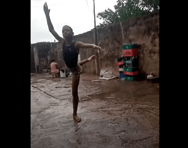A 11 anni danza scalzo sotto la pioggia, il suo video diventa virale e un'ex ballerina gli paga gli studi