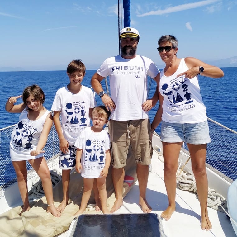 Mollano tutto e girano il mondo in barca a vela con tre figli: "Un laboratorio per la scuola e per l'ambiente"