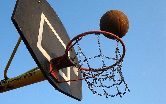 Basket: il fenomeno che gioca senza un braccio