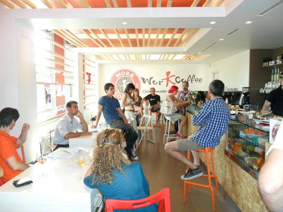 Aprono i workcoffee e il lavoro si trova al bar