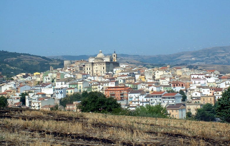 Il borgo pugliese che attrae i turisti con bubble room, vacanze gratis e case sugli alberi