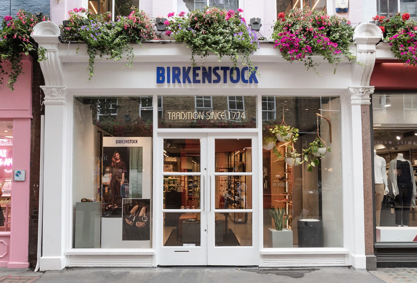 Dalle solette ortopediche ai sandali "di lusso", Birkenstock entra nell'impero di Arnault (Lvmh)