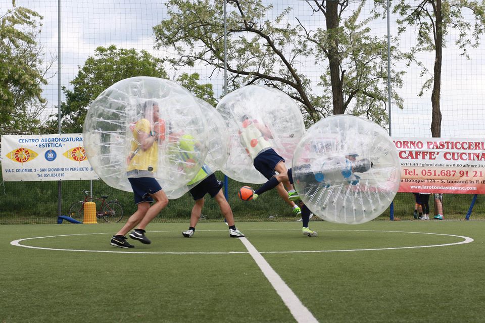 Calcio in una bolla. Tre giovani importano in Italia il bubble foot