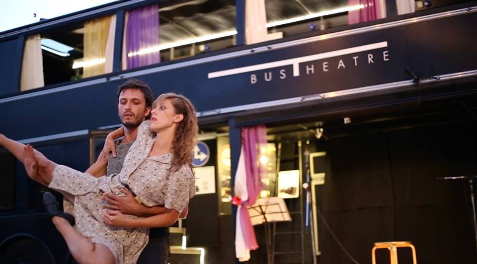 Tre ragazzi portano il teatro su un vecchio bus