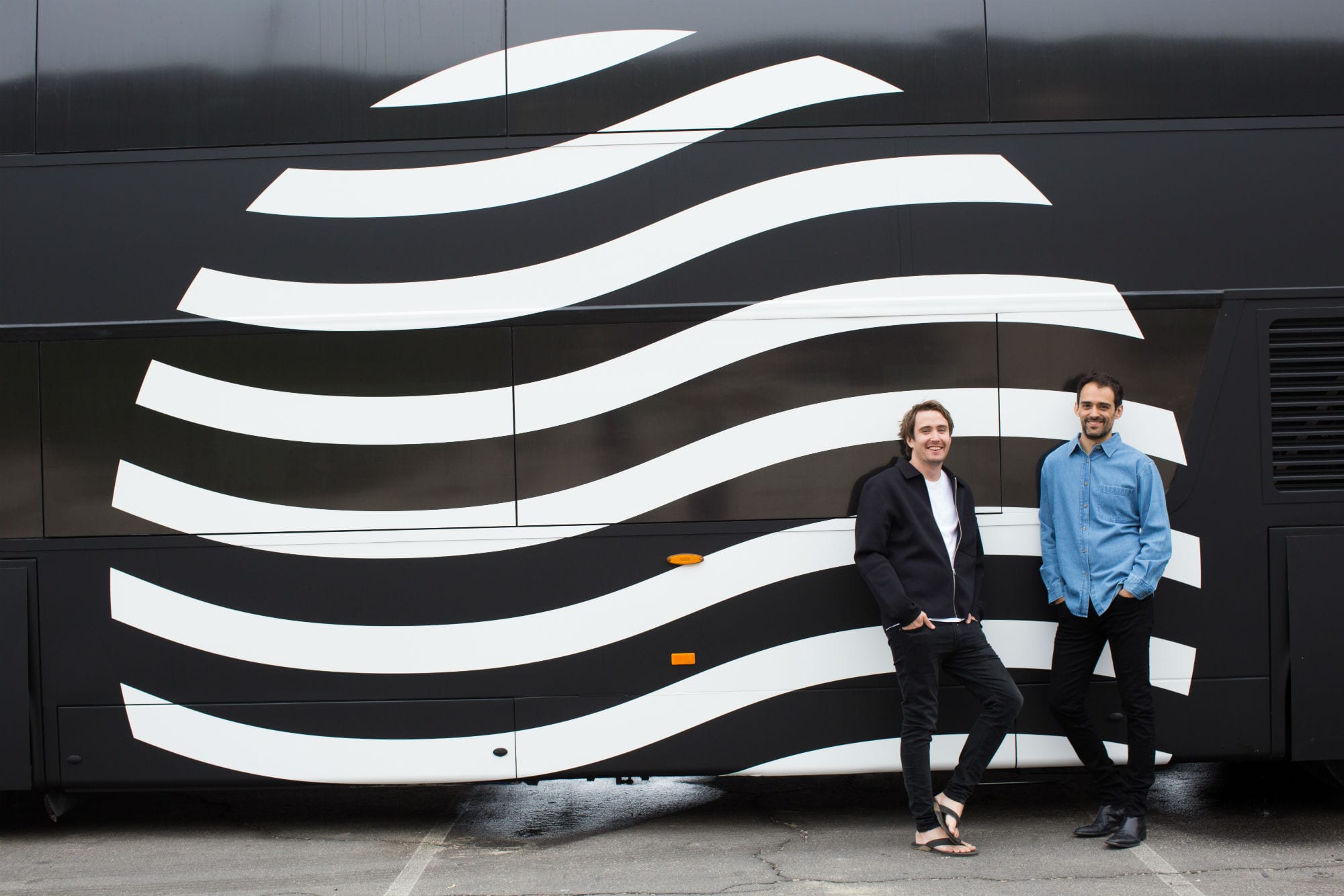 Trasformiamo l'autobus in un "hotel in movimento", da Los Angeles a San Francisco