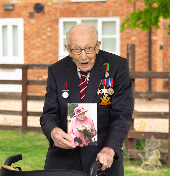 Il capitano Moore compie 100 anni. E la sua raccolta fondi supera 31 milioni di sterline