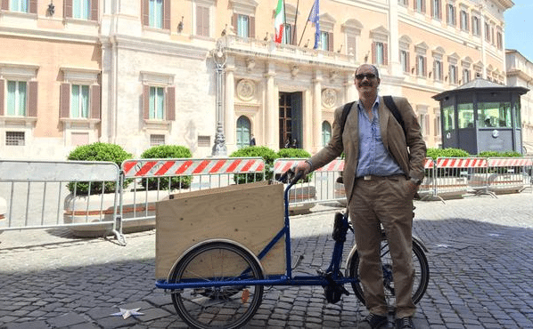 Francesco, 40 anni, si reinventa una vita con il triciclo
