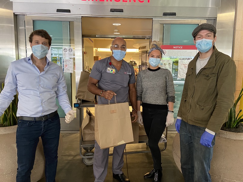 Italiano a Los Angeles prepara e consegna 100 pasti al giorno per i medici dell'ospedale: «Ho un catering: avrei dovuto chiudere, faccio la mia parte»