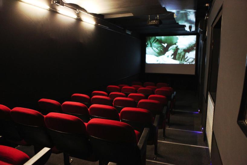 56 giovani, 600 euro (a testa) e 1 cinema salvato