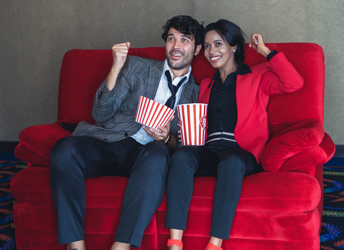 Tra aperitivi, cene gourmet e popcorn, le sale cinematografiche ora ci offrono di più