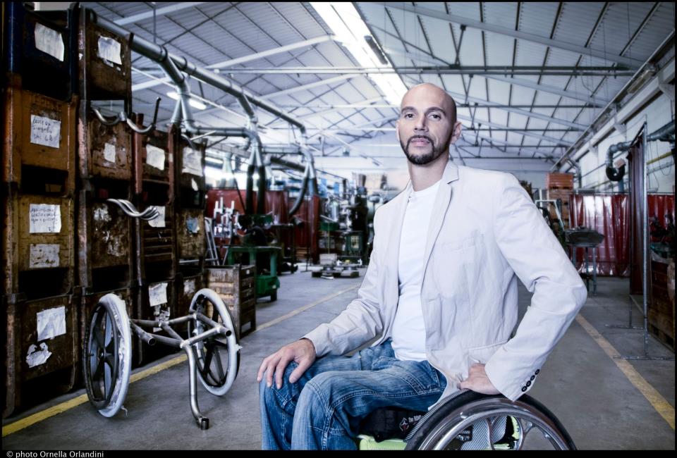 Danilo, imprenditore disabile, porta le modelle in carrozzina in passerella