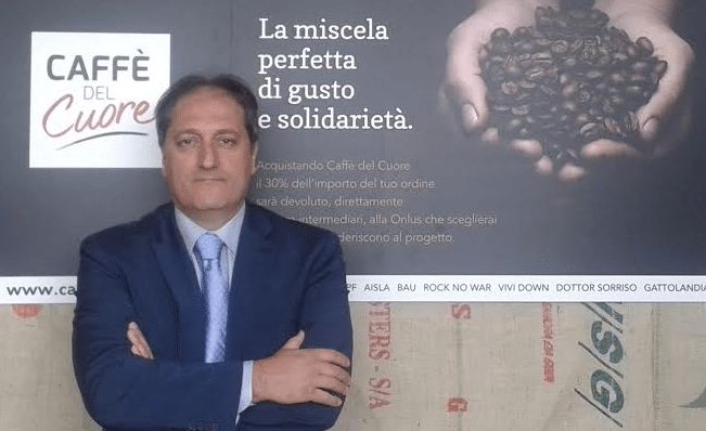 Investe nel caffè e devolve il 30% su ogni acquisto alle onlus