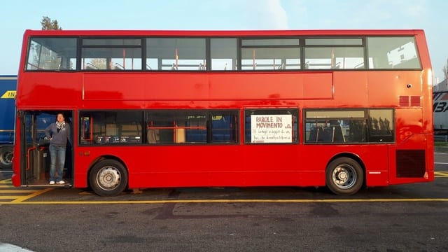 Il bus inglese diventa una libreria itinerante. L'idea di due italiani