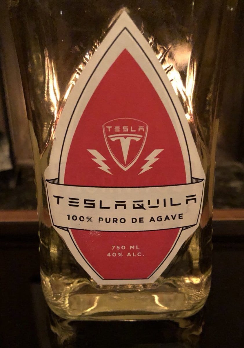 Elon Musk e gli annunci su Twitter: dai robot giganti alla tequila Tesla