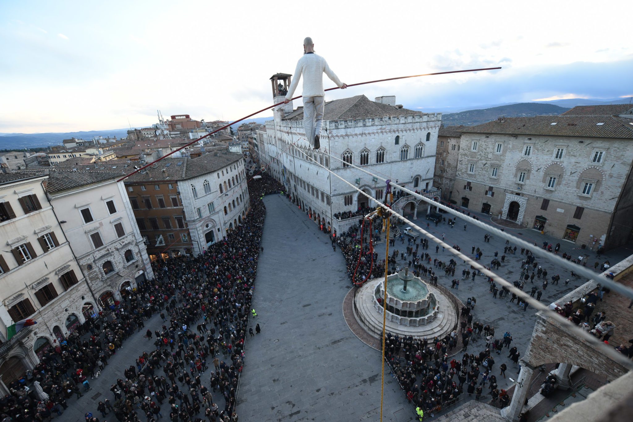 “Io, funambolo, cammino su abissi di 90 metri. Ecco come affrontare paura e cambiamento in questi tempi difficili”
