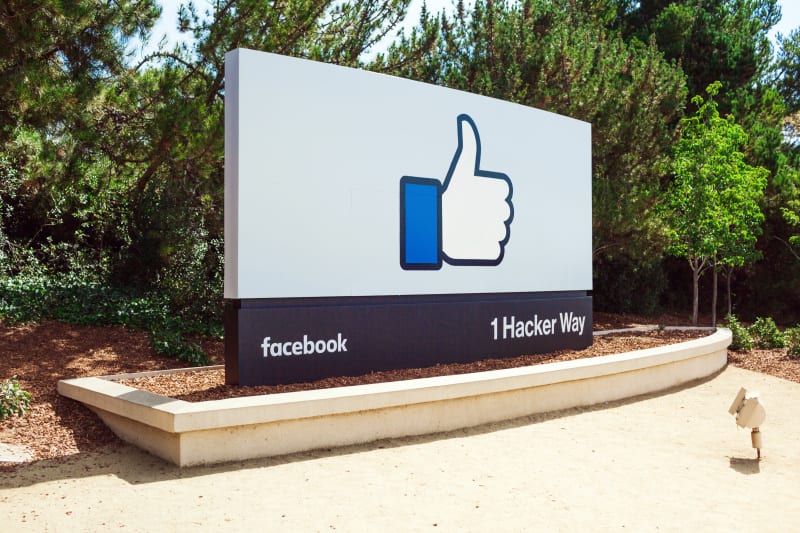 Facebook pagherà gli utenti per sapere come usano lo smartphone