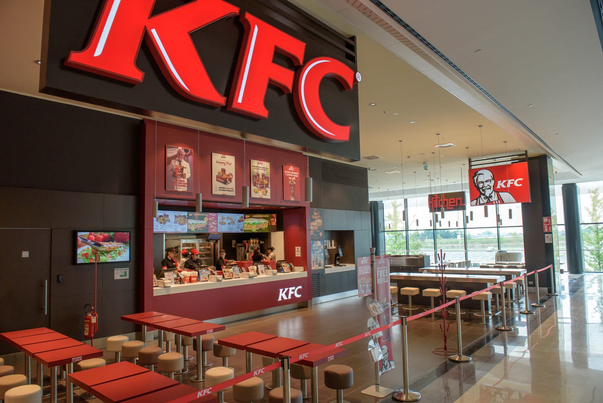 La svolta di KFC: niente pollo, produrrà i nuggets in laboratorio con la stampa 3D