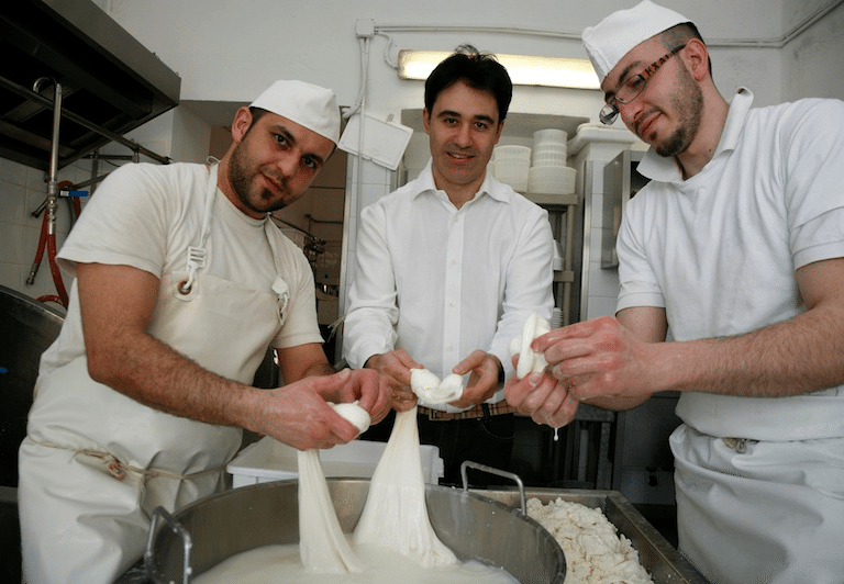 Io laureato alla Bocconi mollo tutto per fare mozzarelle