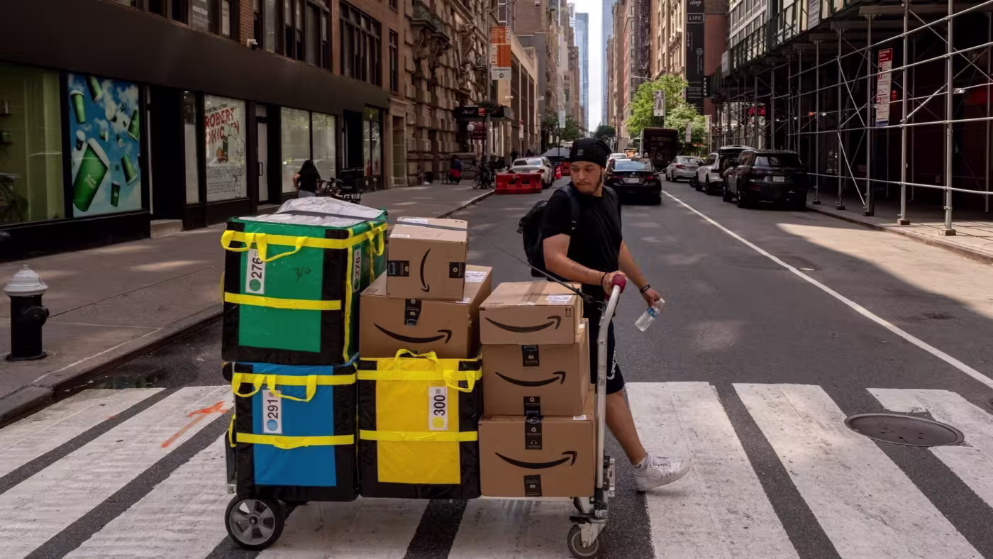Amazon cambia rotta: spedizioni lente e prezzi bassi per sfidare i competitor cinesi, ma è davvero una buona notizia?