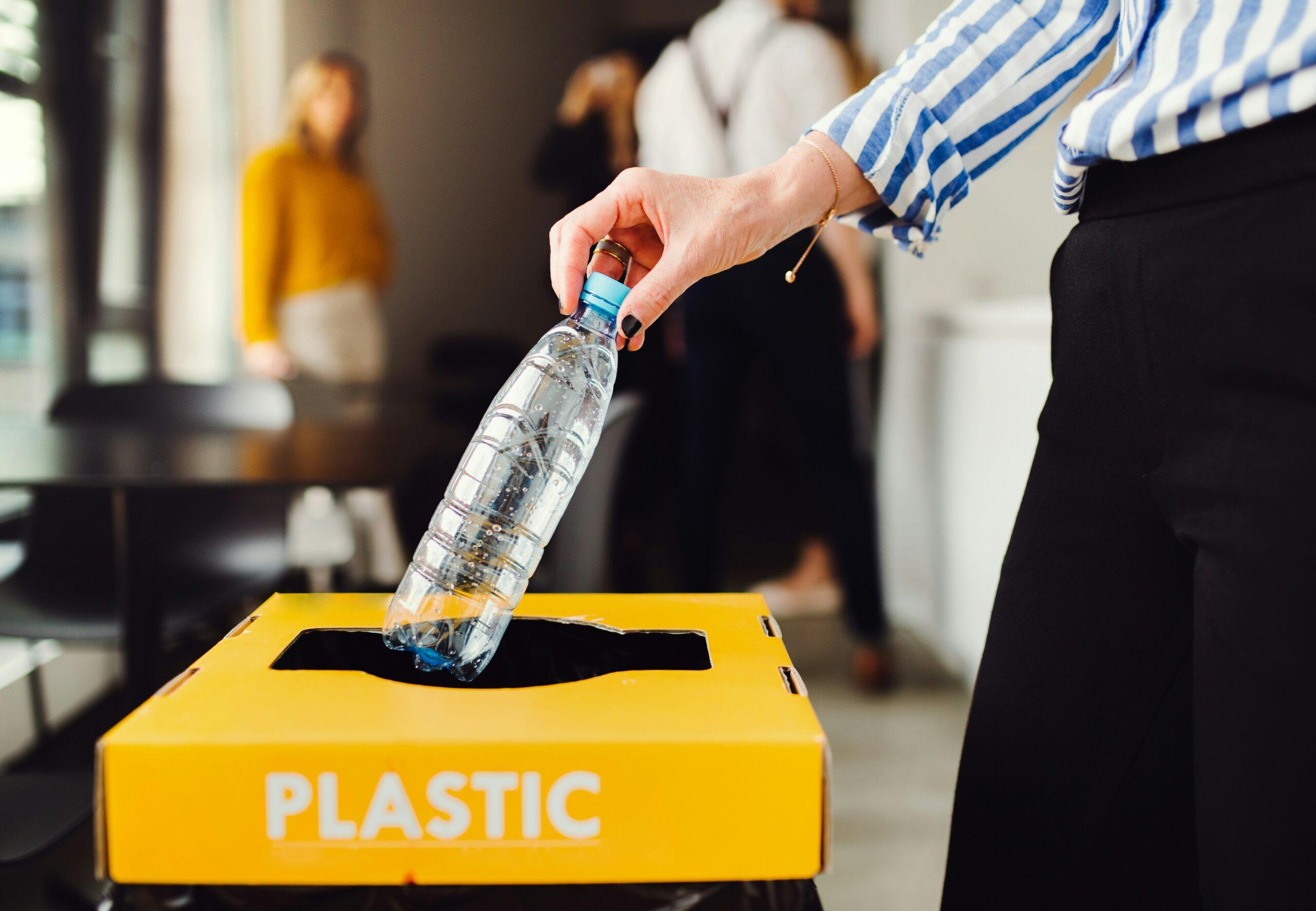 La California accusa Exxon di aver ingannato il pubblico, per oltre 50 anni, sul riciclo della plastica.