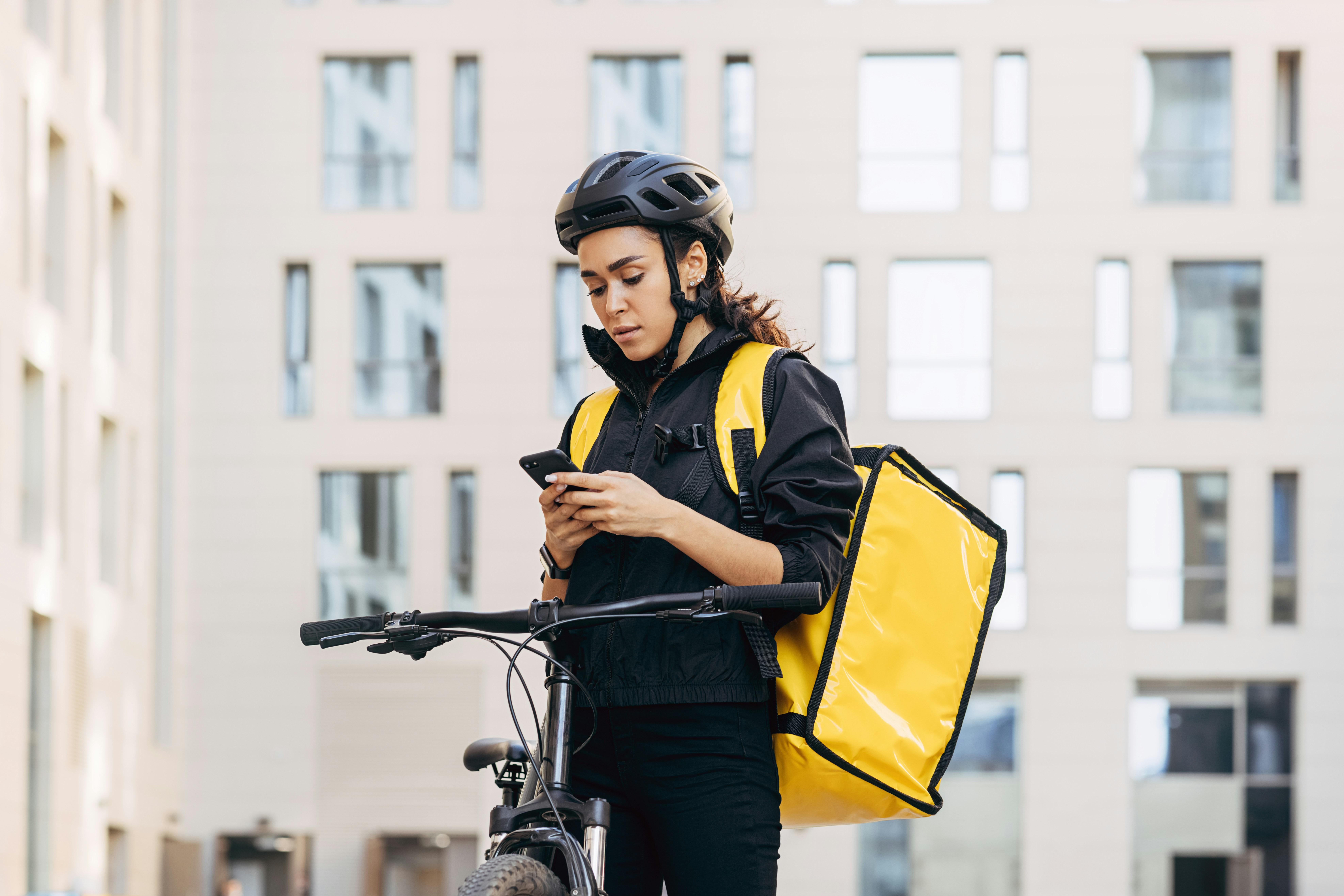 Nuova direttiva europea per rider e operatori della 'gig economy': tutte le novità.