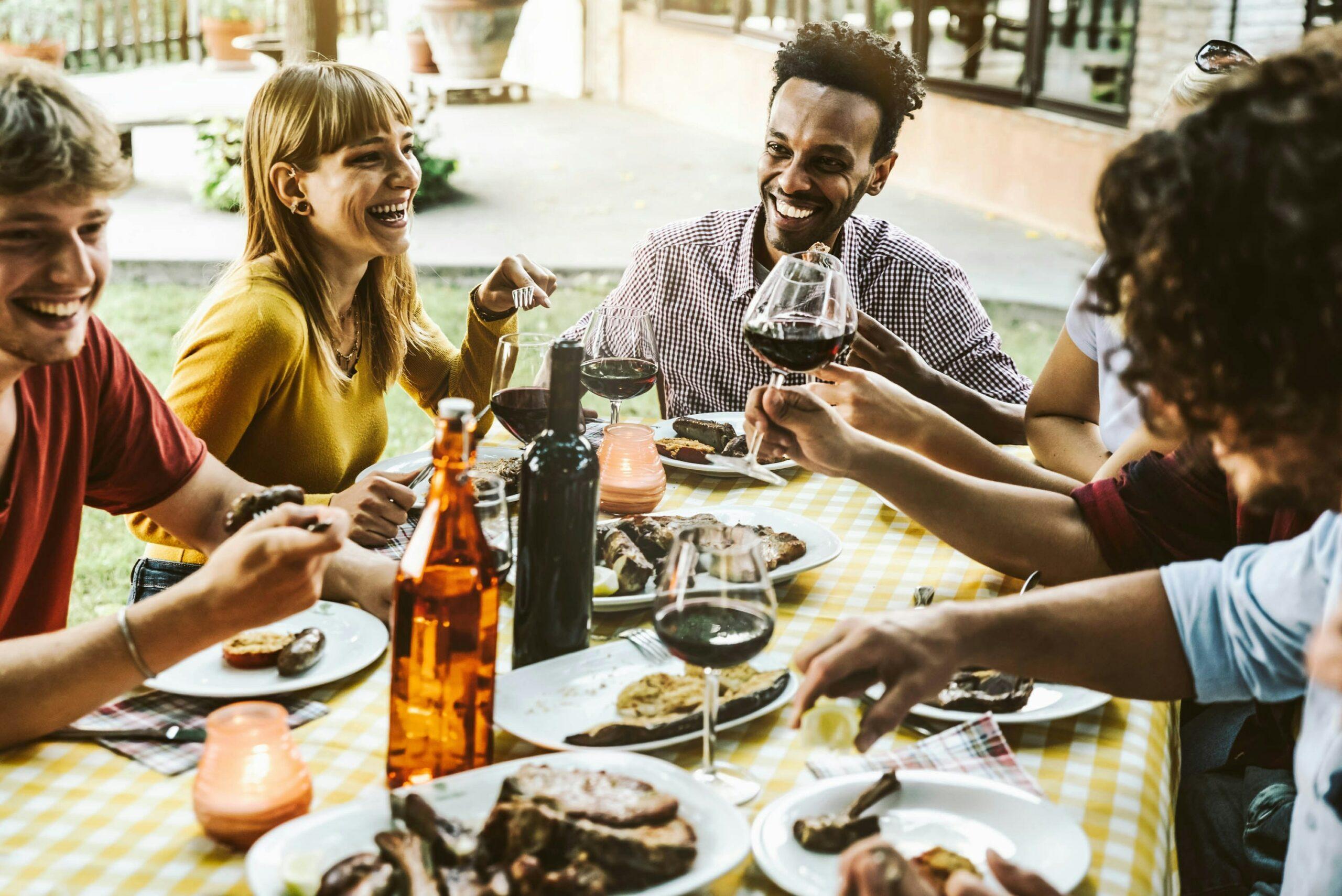 La Gen Z italiana mangia sempre più spesso fuori (oppure ordina) nonostante le difficoltà economiche.