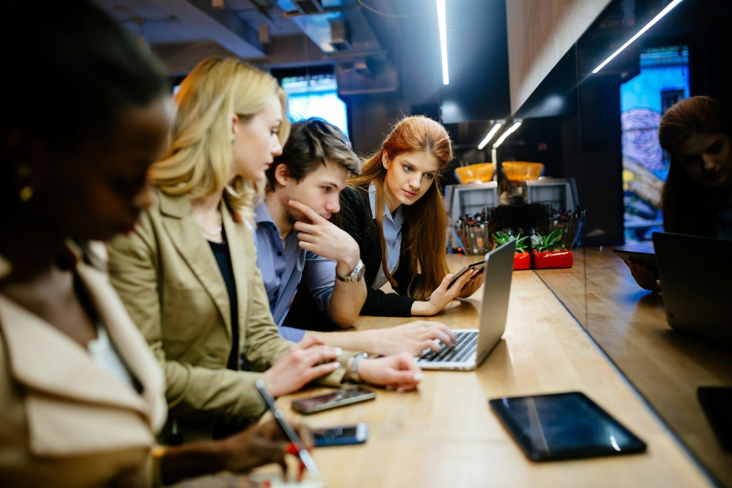 Flessibilità lavoro: tutte le novità su dimissioni, apprendistato e smart working... e i sindacati scendono in piazza.