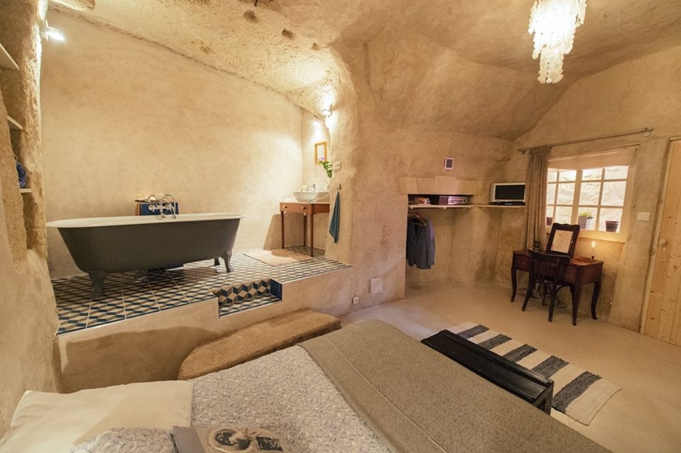 Compra una caverna per 1 euro e la trasforma in bed and breakfast